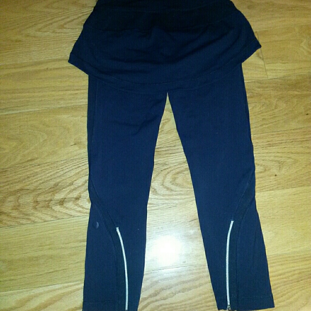 Lululemon size 4 Navy Skirted Capri